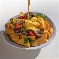 سیب زمینی سرخ کرده با دیپ چدار و استیک